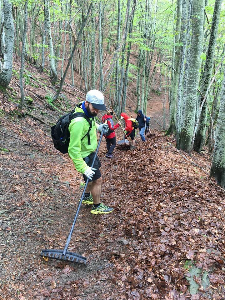 Pulizie, e ripristino dei sentieri sul percorso della gara. Foto dalla Pagina Facebook Lizzano Extreme Skyrace