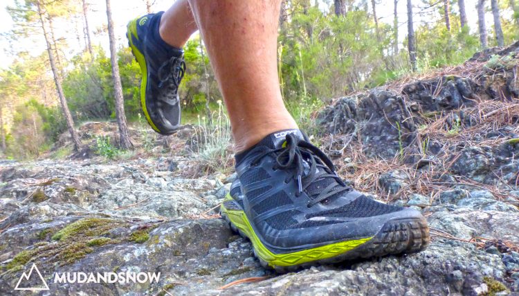 Le scarpe da trail running Topo Runventure 2 sono uno dei pochissimi modelli con struttura a tallone flessibile in Elastane e da una suola con drop zero. 